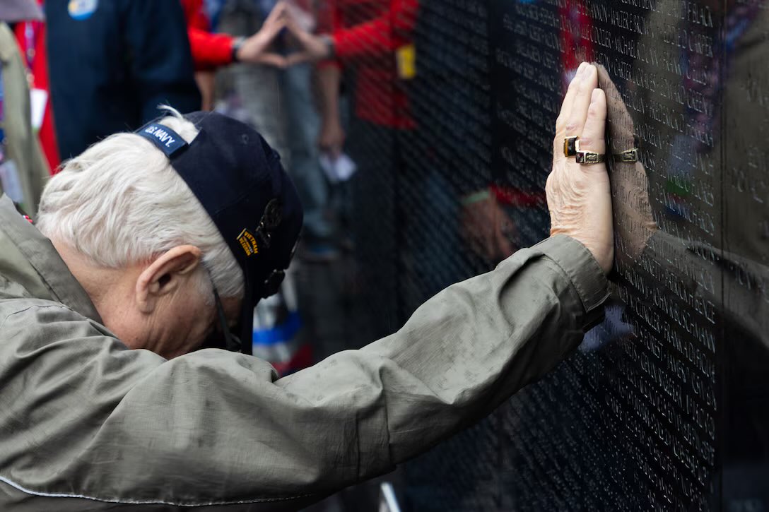 A #VietnamWar veteran places his hand on “The Moving Wall” at the Vietnam Veterans Memorial in #Washington during Honor Flight San Diego’s “Tour of Honor,” April 27, 2024. 

A small group of former #NavySEALs and members of Naval Special Warfare’s active force volunteered to…