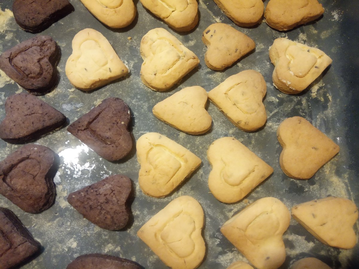 For Labour Day (1st of May), my daughter made lavender and chocolate (cocoa) cakes, alone from start to finish, but under my close parental supervision and advising :-). Both taste nicely, so I was a bit late to think about a photo, and could only take a picture of part of them.