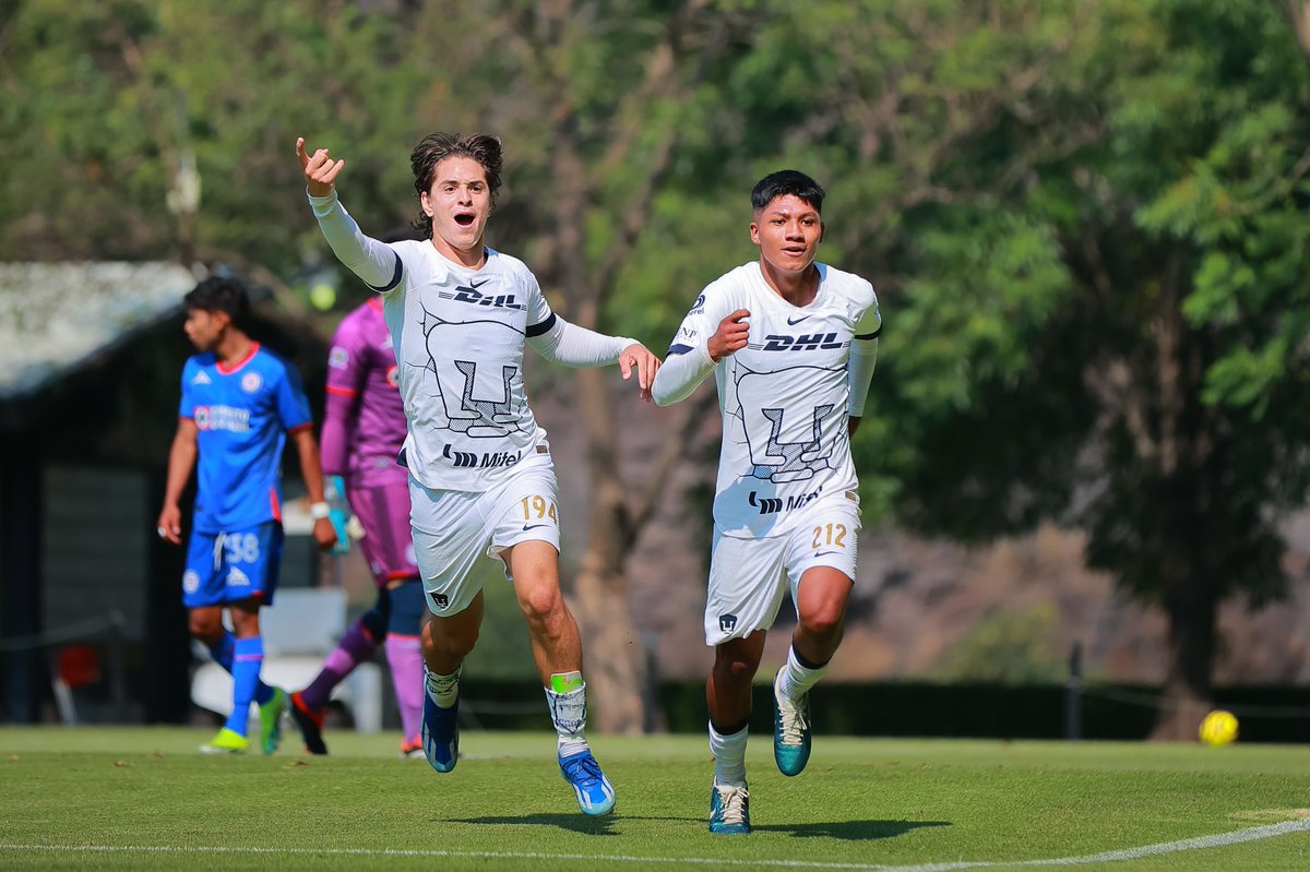 Pumas se lleva la ventaja hoy en Cantera 2-0 sobre Cruz Azul y pone un pie en las Semifinales del Torneo Sub 23 de la Liga MX. José Daniel González y Fernando Sámano hicieron los tantos de la victoria para el Club Universidad. La vuelta es el sábado a las 9:00 hrs. en La Noria.