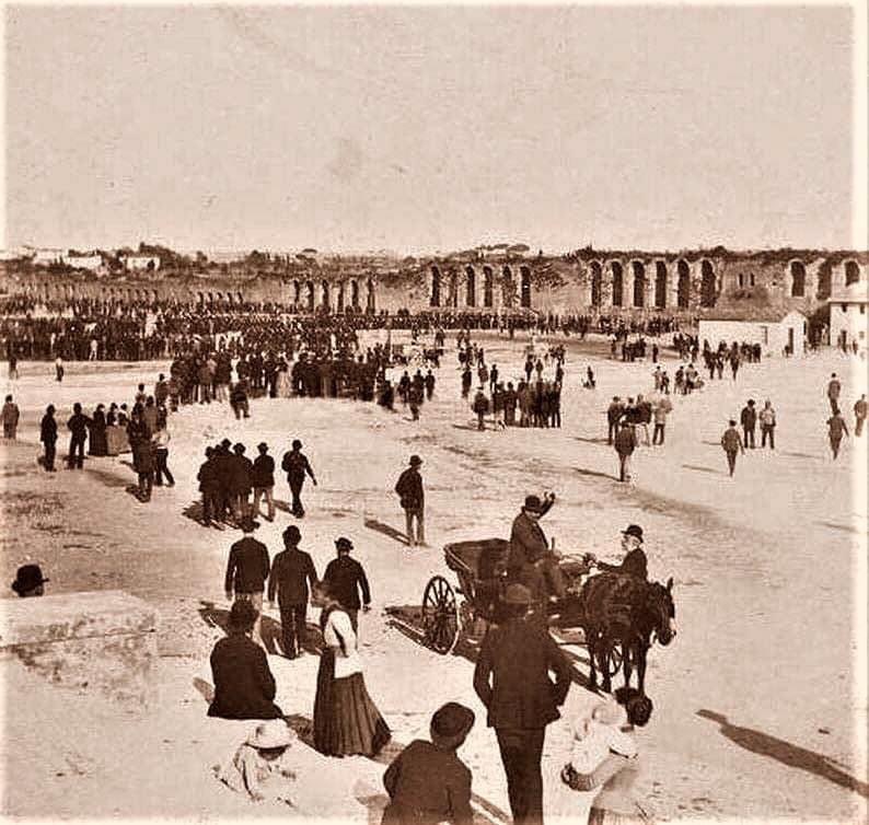 #PrimoMaggio 𝟏𝟖𝟗𝟏 - in Piazza Santa Croce in Gerusalemme, la prima manifestazione della Festa dei Lavoratori. La polizia scioglie la manifestazione, si verificano scontri, le forze dell’ordine sparano sui dimostranti. #Roma #indietroneltempo