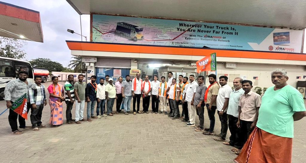 Today I participated in the Campaign at Gangolli and Trasi area of Shivamogga Lok Sabha Constituency and requested the people to Support & Bless the BJP MP Candidate Shri B Y Raghavendra @BYRBJP Ji. Kundapura BJP MLA Shri @KiranKodgiBjp and others were present in the campaign.…