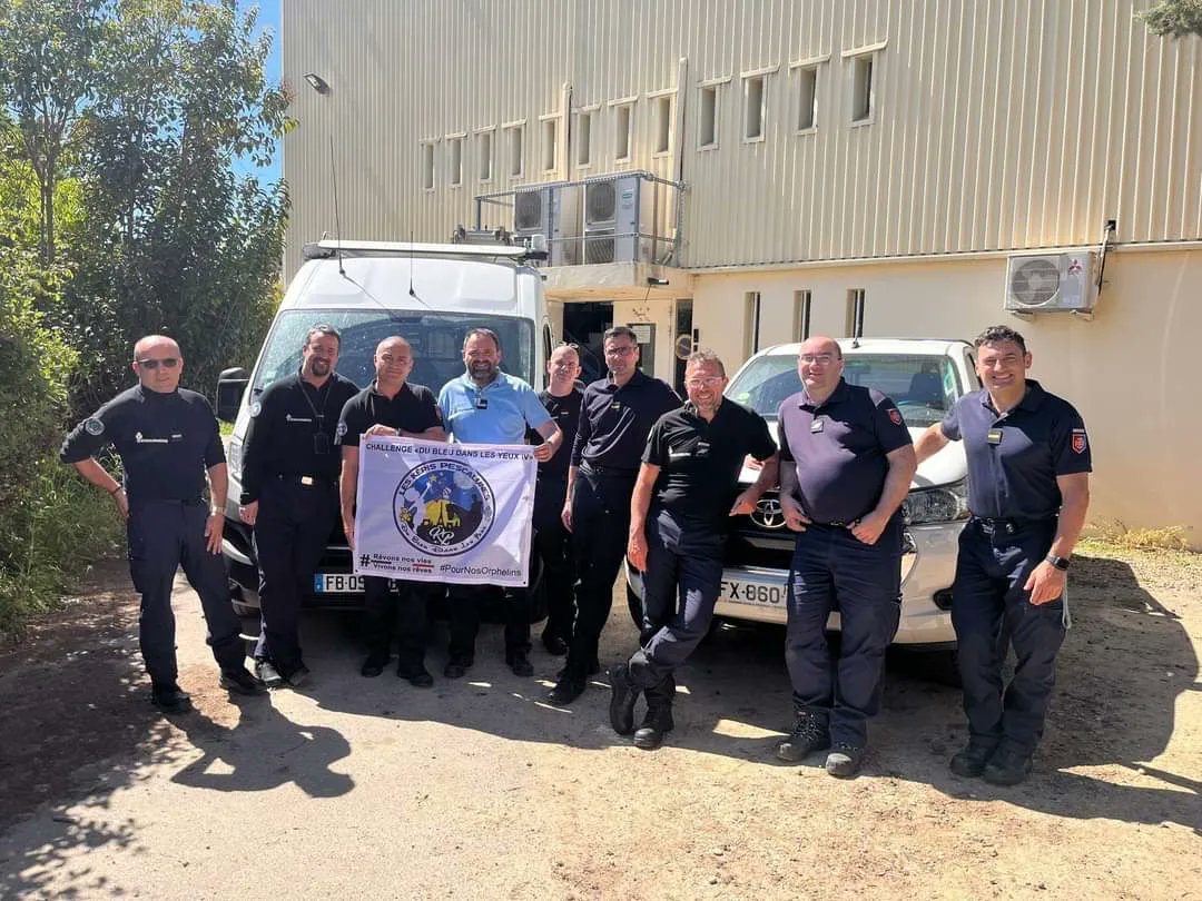 💙 CHALLENGE 'DU BLEU DANS LES YEUX'💙
Les militaires 👮🏼‍♀️👮🏽‍♂️ des brigades de VALRAS et LUNEL, de la SAG du GIC de la CIC , et de la SOLC  de la @Gendarmerie_034 prennent la pose 📸 pour les orphelins de la @Gendarmerie 
🙏🏽 Merci à nos camarades pour leur mobilisation
@Ch_RGZ