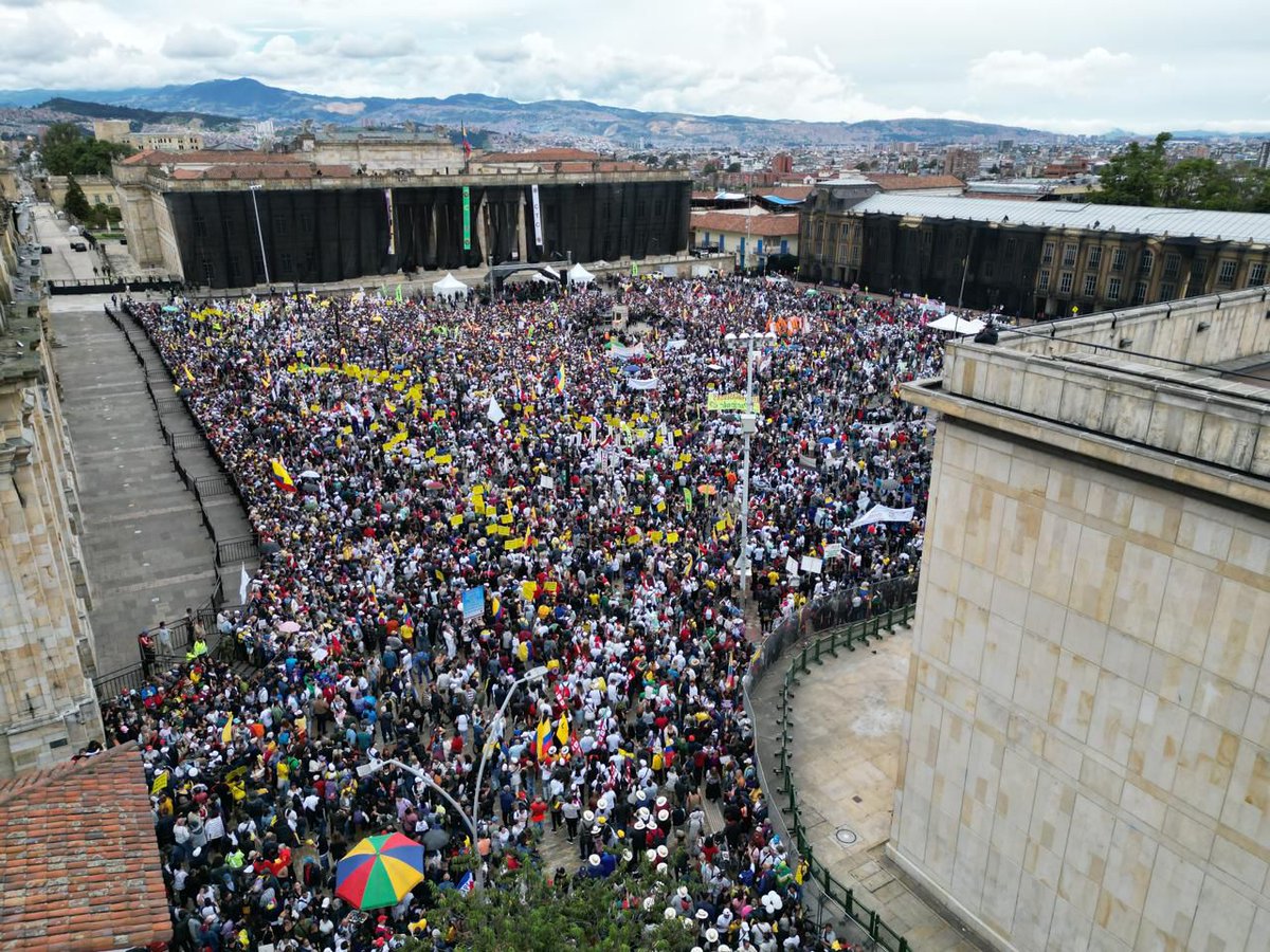 A esta hora, desde la Plaza de Bolívar, #lemarchoalcambio por los derechos culturales, el reconocimiento de los saberes, oficios y economías populares, el trabajo de gestores y agentes culturales en las regiones. Marcho por una #CulturaDePaz. 🇨🇴🕊️