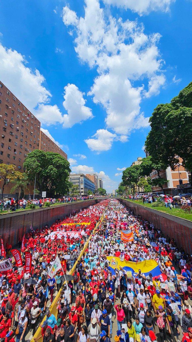 Desbordadas las calles de Caracas en la celebración en el dia internacional del trabajador y en respaldando al Pdte. @NicolasMaduro 🚩 #MayoDeTransformación