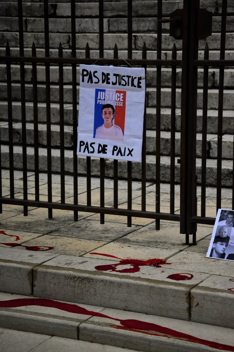 📢 Quand ils voudraient que l'on se taise, on rehausse la voix.

Mobilisés aujourd'hui devant le Palais de Justice d'Aix-en-Provence. 

JUSTICE POUR MATISSE.