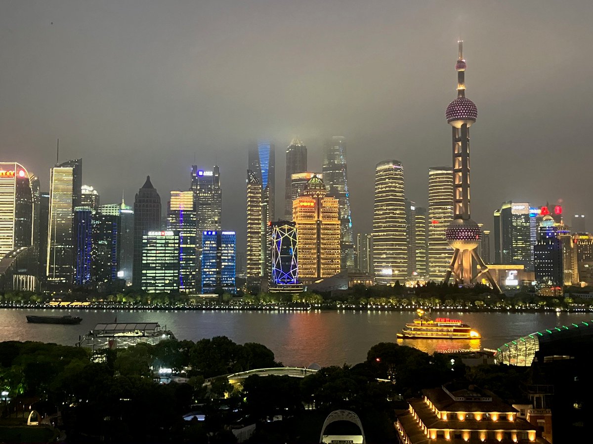 勞倫斯·達雷爾說一個城市成為一個世界在你愛一個的它的居民。上海是一個全世界。