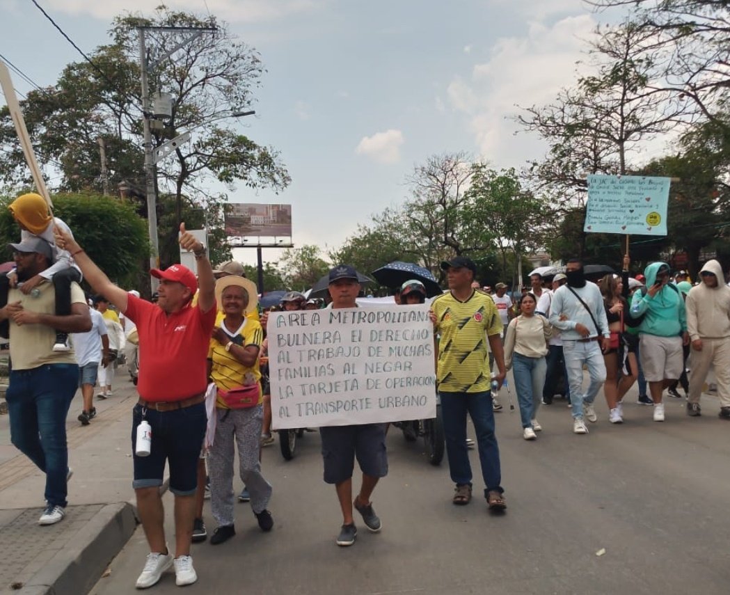 jdaga's tweet photo. Protestan conductores por el derecho al trabajo https://t.co/Oiq2w2T3zF
