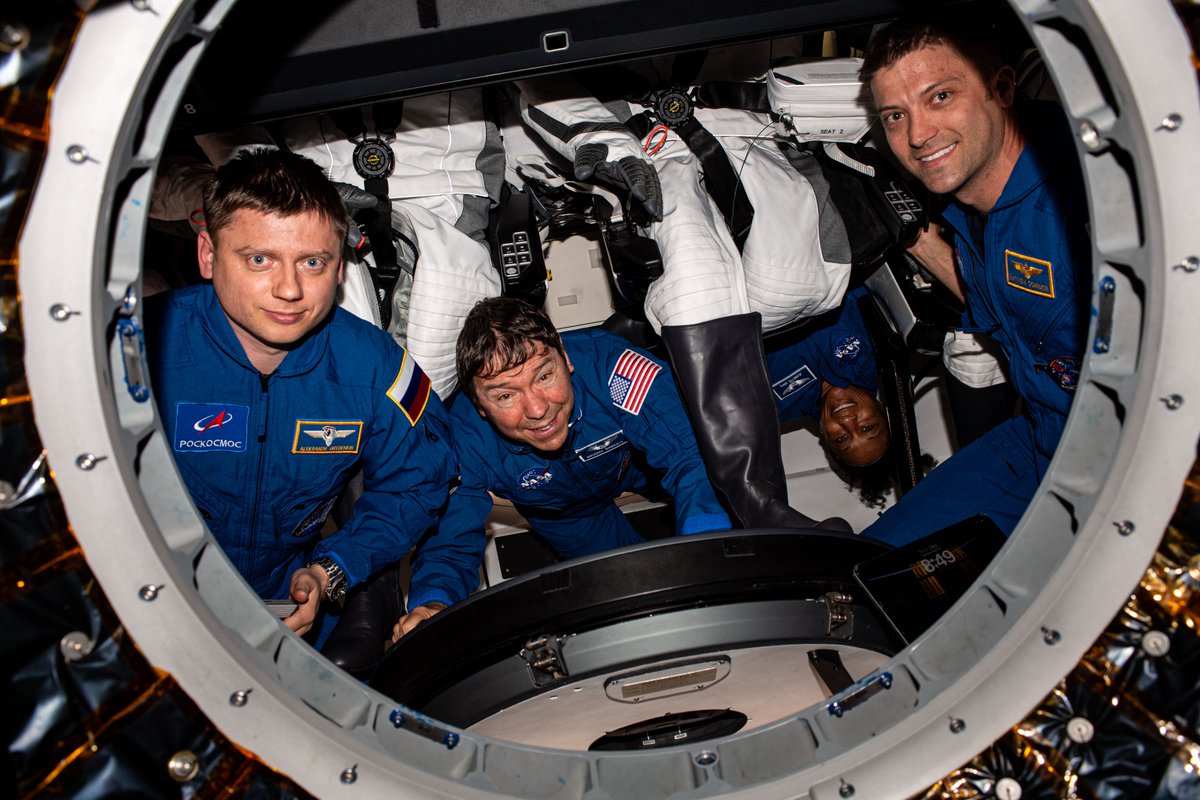 Four Exp 71 crew members spent Wednesday gearing up for tomorrow’s relocation of their @SpaceX Dragon spacecraft, which will make room for the arrival of Starliner as part of @NASA’s Boeing Crew Flight Test. The septet also worked robotics and connected with students on Earth.…