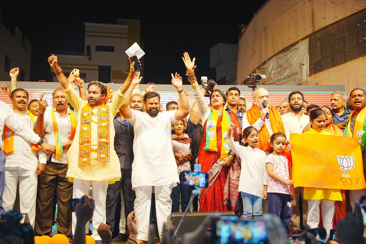 SumiranKV's tweet photo. The humongous turnout at late night in interiors of Old City for HM @AmitShah Ji’s roadshow speaks volumes about @BJP4Telangana’s growing popularity in Telangana. 

🪷 will bloom in #Hyderabad, as people have already rejected the opposition's politics of hate. https://t.co/TzuYRg99r4