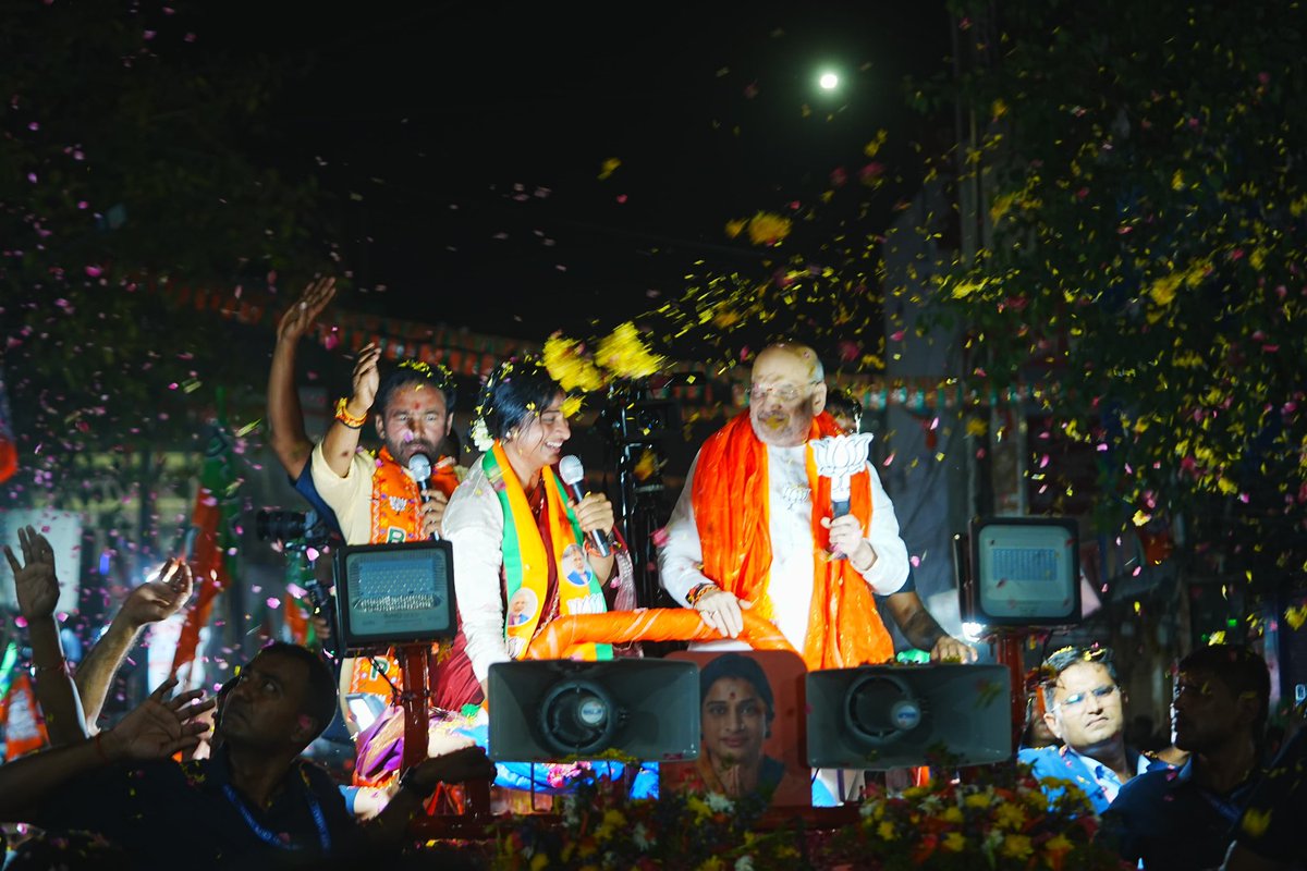 The humongous turnout at late night in interiors of Old City for HM @AmitShah Ji’s roadshow speaks volumes about @BJP4Telangana’s growing popularity in Telangana. 🪷 will bloom in #Hyderabad, as people have already rejected the opposition's politics of hate.
