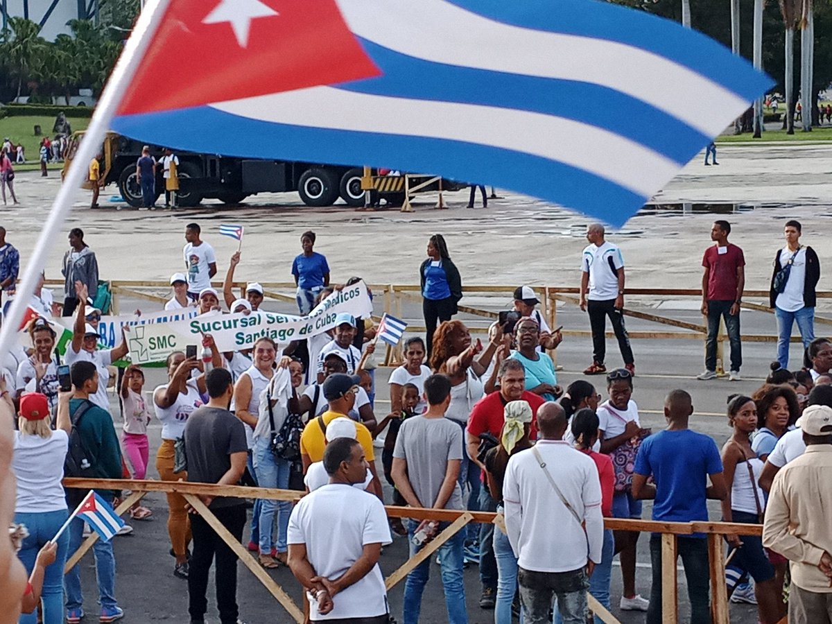 polmcpal's tweet photo. Presentes en el Desfile los trabajadores del Policlínico Doc Mcpal Dr Graciliano Díaz Bartolo. #CubaEsSalud #APSMinsap #JuntarYVencer #SantiagoDeCuba #UnaMejorJuventud  #SiempreSantiago #VamosConTodo #CreaTuFelicidad #GenteQueSuma #PorCubaJuntosCreamos #MinsapCuba https://t.co/IyyAFoGotC