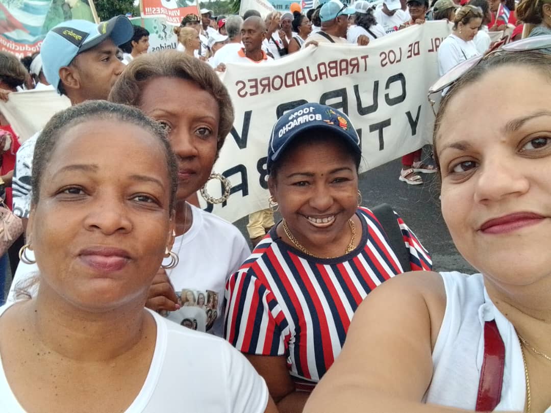 polmcpal's tweet photo. Presentes en el Desfile los trabajadores del Policlínico Doc Mcpal Dr Graciliano Díaz Bartolo. #CubaEsSalud #APSMinsap #JuntarYVencer #SantiagoDeCuba #UnaMejorJuventud  #SiempreSantiago #VamosConTodo #CreaTuFelicidad #GenteQueSuma #PorCubaJuntosCreamos #MinsapCuba https://t.co/IyyAFoGotC