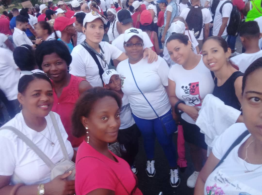 Presentes en el Desfile los trabajadores del Policlínico Doc Mcpal Dr Graciliano Díaz Bartolo. #CubaEsSalud #APSMinsap #JuntarYVencer #SantiagoDeCuba #UnaMejorJuventud  #SiempreSantiago #VamosConTodo #CreaTuFelicidad #GenteQueSuma #PorCubaJuntosCreamos #MinsapCuba