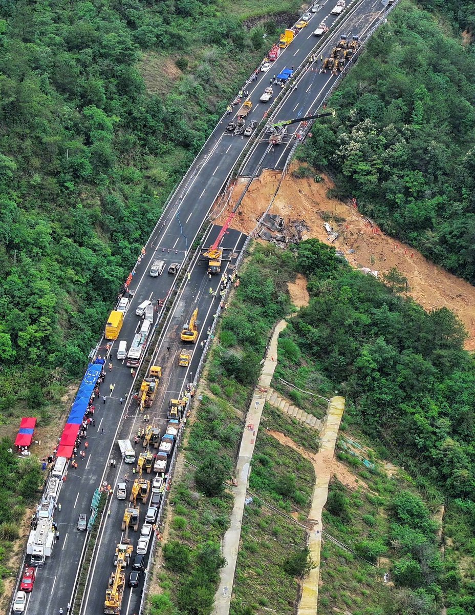 中国的高速公路标准…….你懂的

粉红看到这个，一定会发一些美国公路坍塌的图片来反驳。

但我想告诉他们一组数字：

去年美国联邦对基础设施投了440亿，各州投了850亿，合计1300亿美元。

而中国2023年基础设施投了超过20万亿，其中交通和水利合计接近17.5万亿。