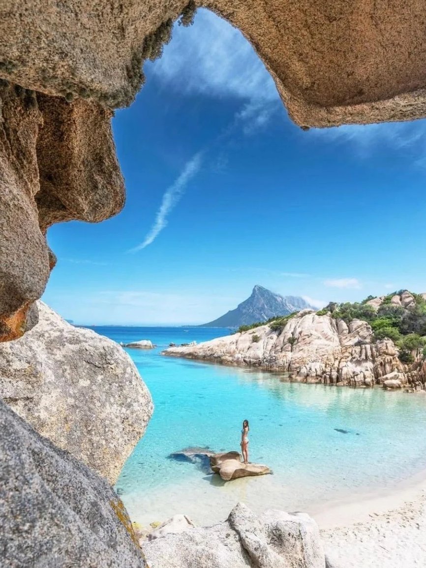 I want to love you in a different way, without chasing, without flattering, without wind and rain, without joy or sorrow. Good morning, world.