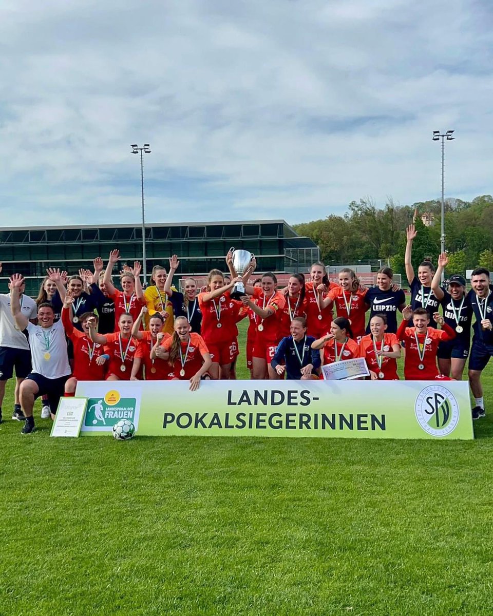 🏆 Sachsenpokal-Sieger!

Unser Frauen-Team der U20 besiegt Eintracht Leipzig Süd im Endspiel klar mit 5:0 und holt sich damit zum 3. Mal in Serie den sächsischen Landespokal.

Starke Leistung! Herzlichen Glückwunsch an unser Team!

#RBLFrauen #MutigNachVorn