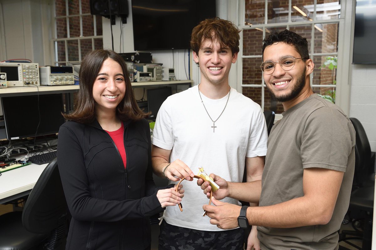 🧠 Migraine sufferers, meet Cerebri, the game-changing device developed by Johns Hopkins electrical and computer engineering students. Read about their innovative solution to be presented at the Whiting School of Engineering's Design Day.  #MigraineRelief engineering.jhu.edu/ece/news/spark…