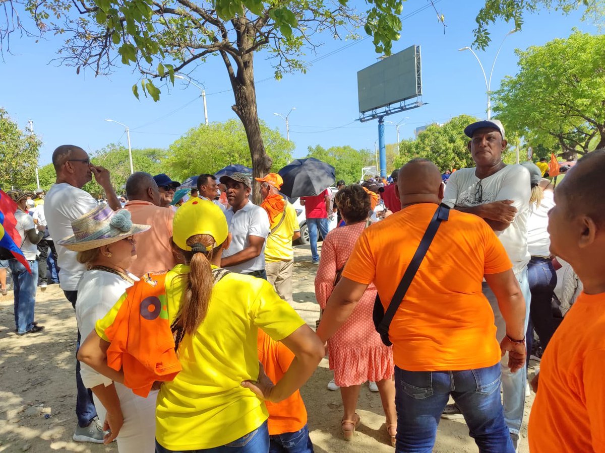 Señores de caracol en la marcha anterior todo el noticiero fue la marcha 
Pero en esta gran marcha un minuto nada más 
Respeten a los colombianos