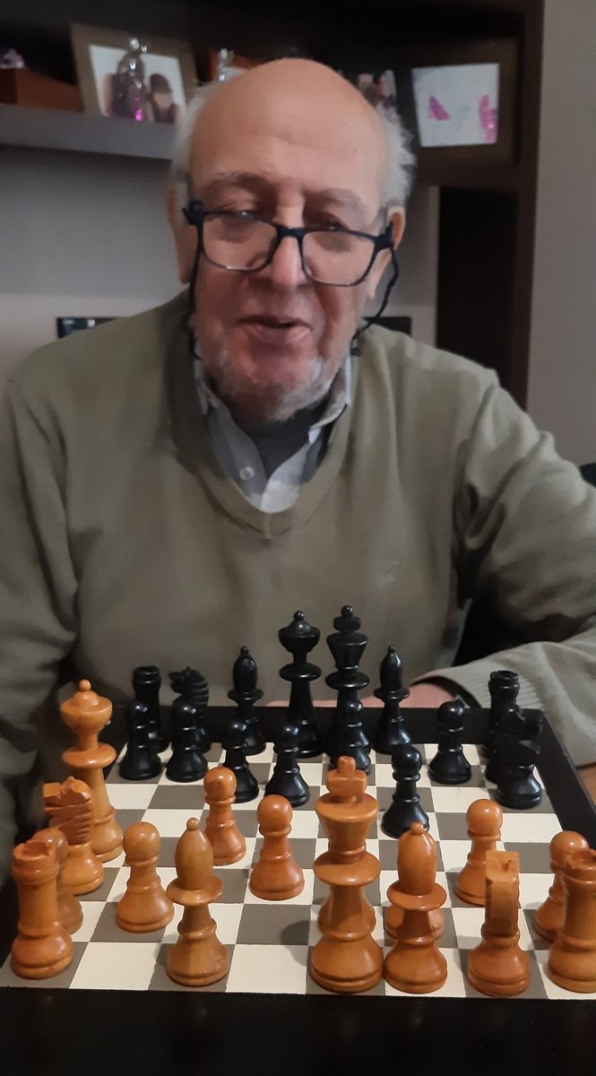 Mi papá me transmitió el amor por el ajedrez, 
82 años... y acá está 
Soy rica, lo sé... 🤗🤍