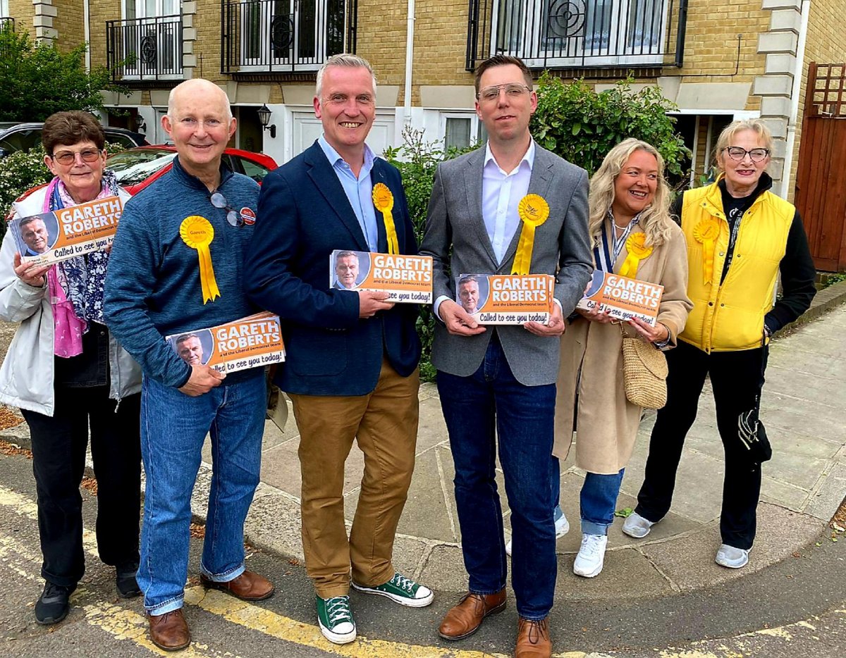 🔶️ A storming reception on the doorstep for our top Liberal Democrat candidates 🔶️ 🔶️Gareth Roberts ✔ 🔶️Rob Blackie ✔ and Hina Bokhari doing so much to be re-elected in her GLA role. Voting from 7am -10pm Thursday 2nd May. Remember #ID