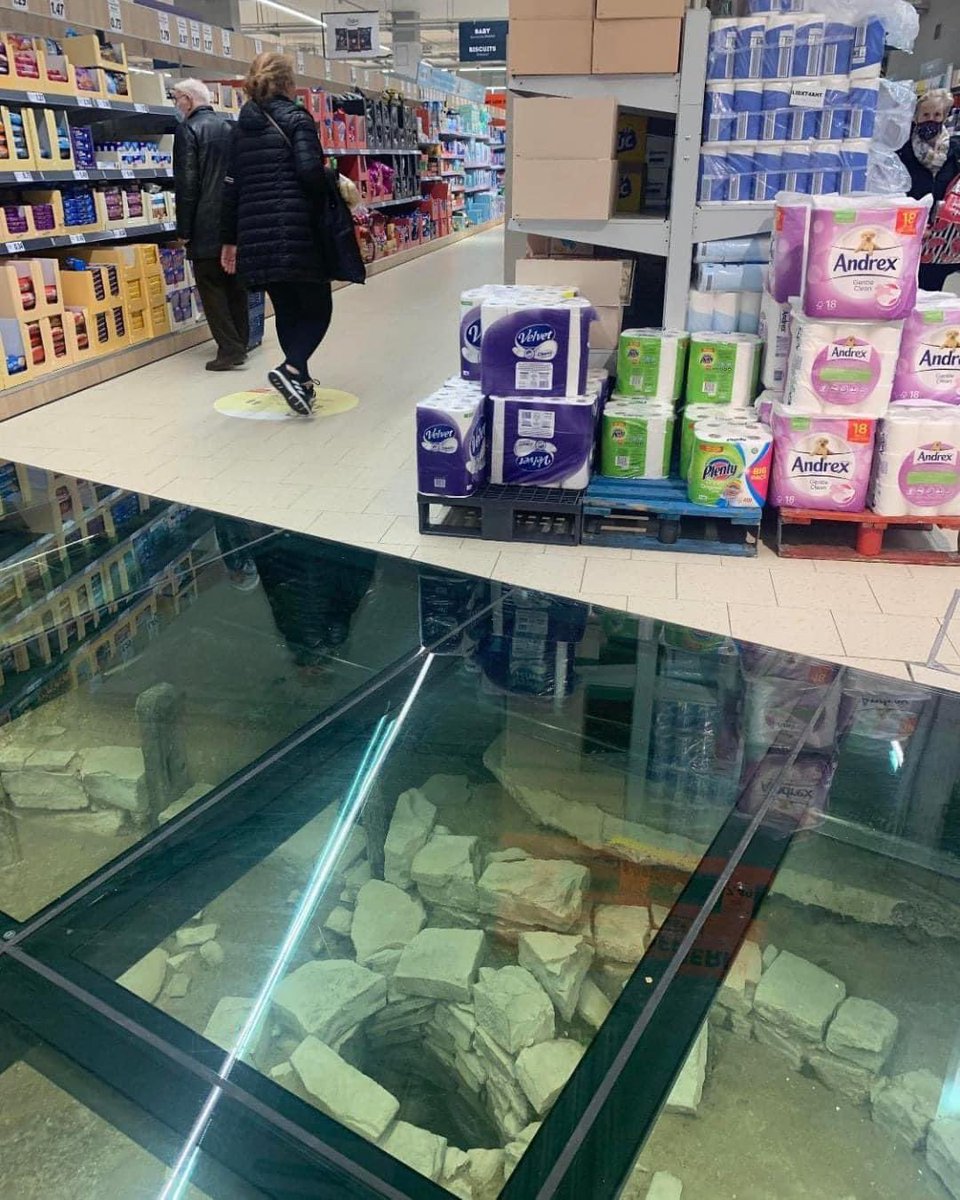 Durante la construcción de un supermercado en Dublín en 2013, los trabajadores encontraron las ruinas de un antiguo pozo vikingo del siglo X. Hoy en día, el pozo está preservado y visible a través de un panel de vidrio en el suelo del supermercado, permitiendo a los clientes…