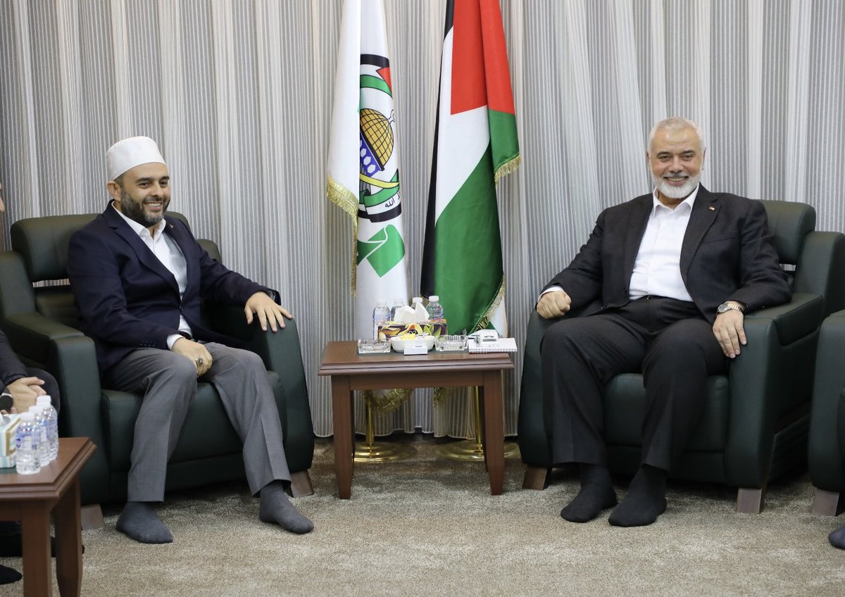 Hamas lideri İsmail Haniyye'nin Halil Konakçı ile ne işi var? Gazze için en kritik döneme girerken bu İsmail denen lavuk nerede kendi gibi lüzumsuz Akp trolü, tarikat şeyhi, it, kopuk varsa onlarla beraber.