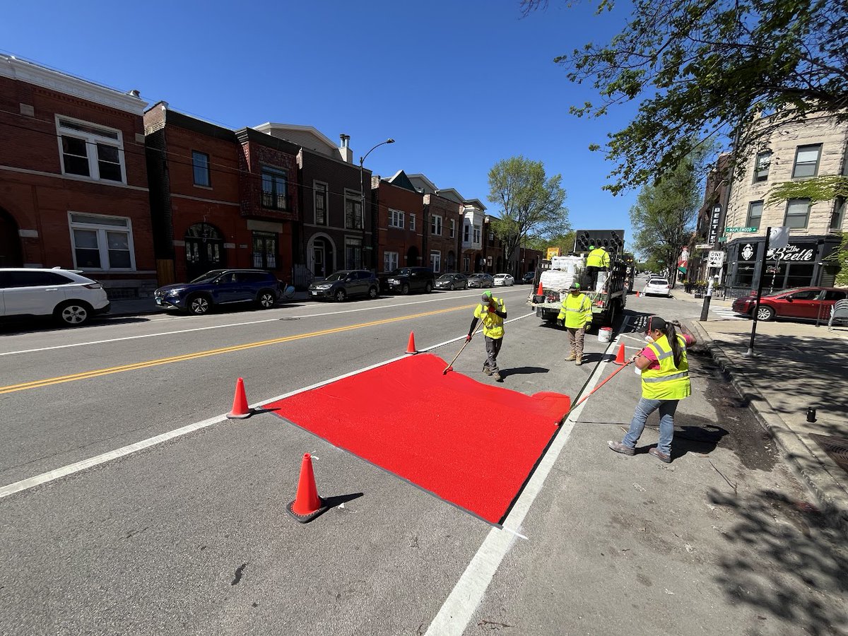 Rolling out the red carpet on Chicago Avenue! Crews are installing bus-only lanes between Grand and Western, creating a continuous bus lane on Chicago Ave from Grand to Ashland, supporting faster, more reliable transit service along the corridor.