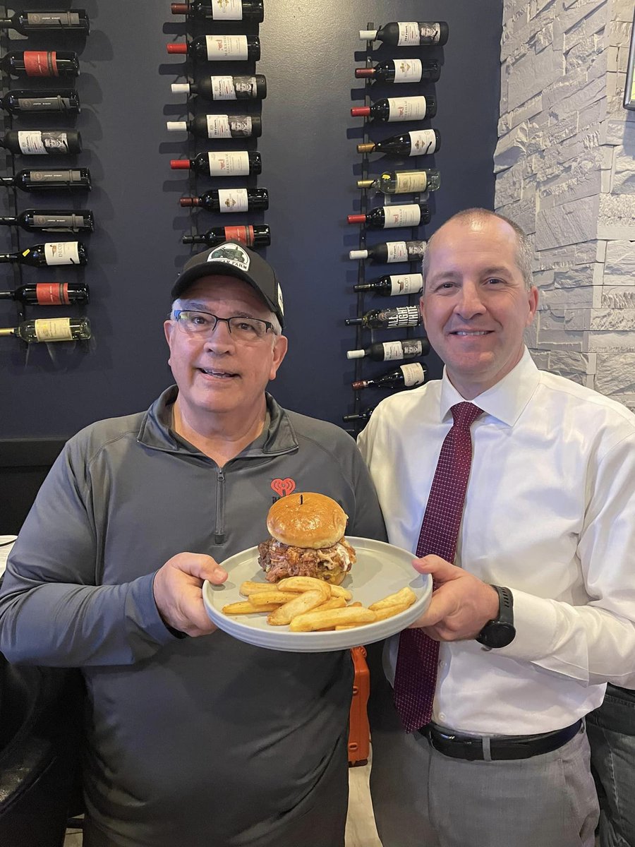 Congratulations to JJ's Tavern + Grill in Ankeny, the winner of @iowabeefcouncil @IAcattlemen Best Burger for 2024! Secretary @MikeNaigIA joined them for the announcement today, which kicked off #BeefMonth! Enjoy beef ALL year long! Iowa's cattle farmers thank you! #IowaAg