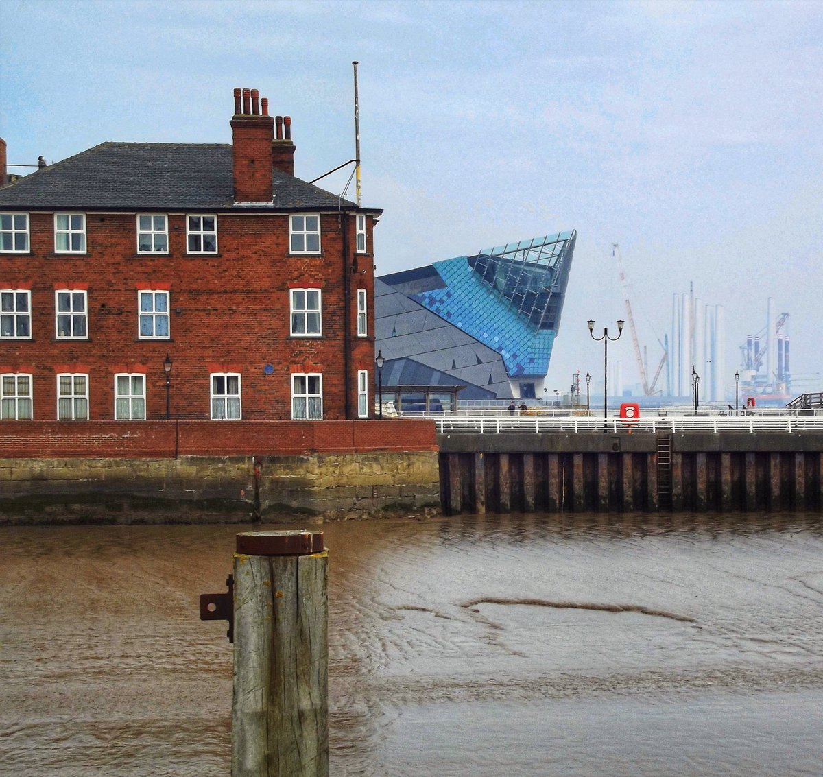 Contrasting architecture near the Marina. The former Water Guard Office on the left and @TheDeepHull on the right. #hull #yorkshire #travel #architecture