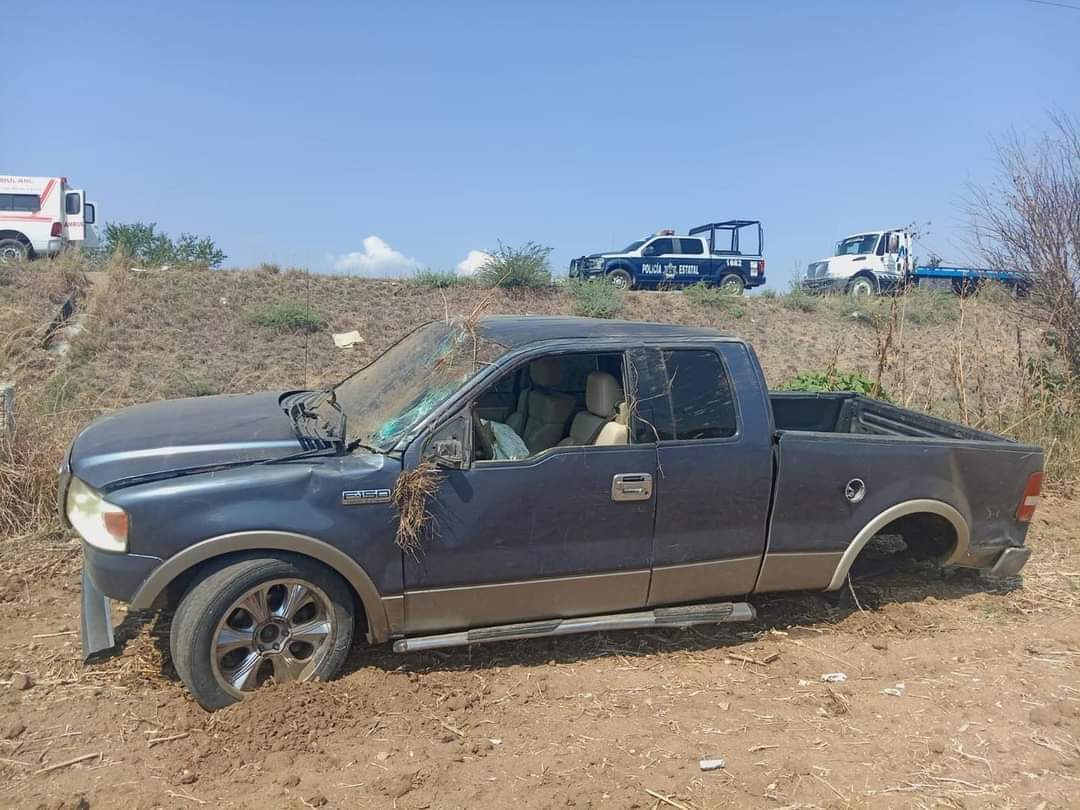 #ACCIDENTES⚠️| Personas lesionadas dejó volcadura de camioneta sobre la autopista 175D, tramo Barranca Larga - Ventanilla, a la altura del libramiento del municipio de San Miguel Ejutla, región de #VallesCentrales.