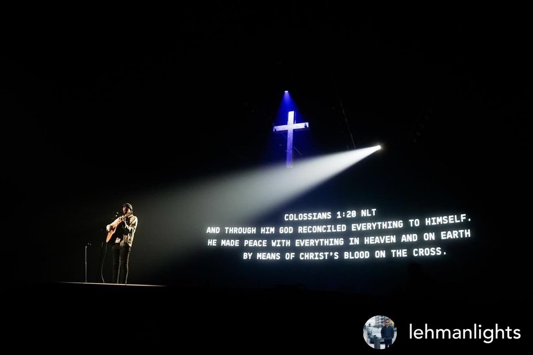 A #WednesdayWorship in Tulsa, OK, where #lightingdesigners Alexander Lehman & Ethan Martin worked with #productiondesigner Keithan Carroll & 46 Entertainment to create a design using @Robelighting #LEDBeam350 & #FORTE luminaires for the Transformation Church Easter celebration.