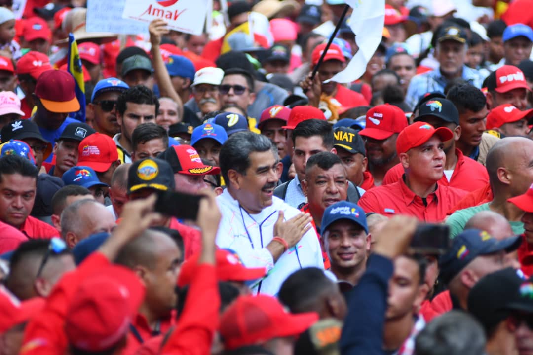 ¡LLEGÓ! Nuestro presidente @NicolasMaduro se une a la masiva movilización de las y los trabajadores. La avenida Libertador de Caracas se colma de amor y alegría, el pueblo ratifica su apoyo y compromiso a la Revolución Bolivariana. @dcabellor #MayoDeTransformación