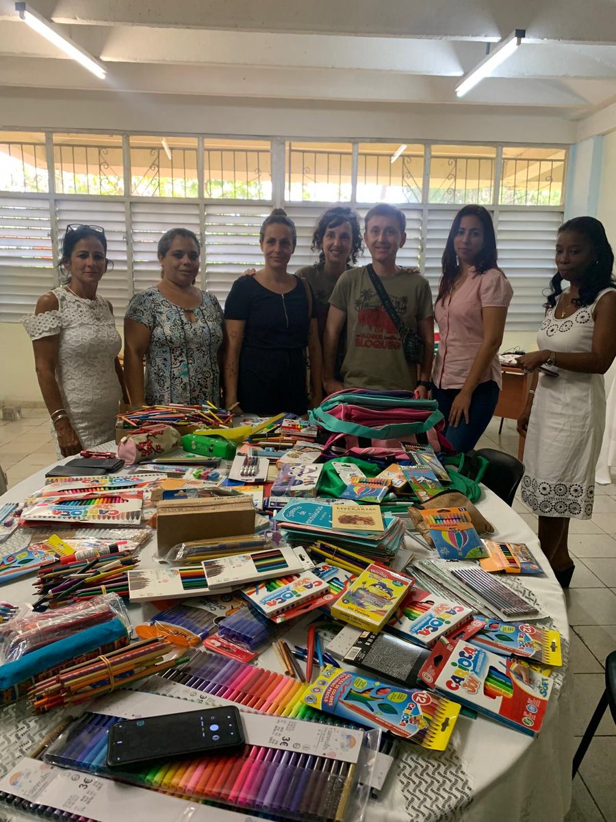 Nuestros compañeros haciendo entrega de material escolar en el colegio de niños con trastornos en la comunicación y el lenguaje 'Miguel Basilio Díaz Santamaría' (foto 1) y al hogar de 26 niños sin amparo filial de La Habana (foto 2).

#MejorSinBloqueo
#CubaVa