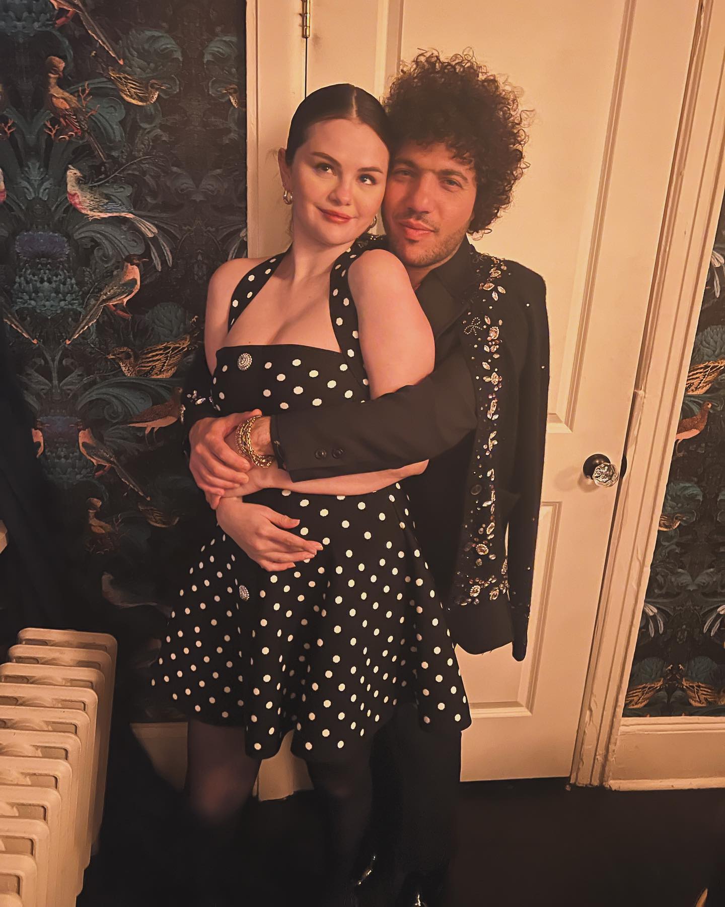 HELLO! Canada on X: "Selena Gomez is a 1950s bombshell in a polka dot mini  dress to celebrate boyfriend Benny Blanco https://t.co/Nn0zW9srRT  https://t.co/zWWvssm0X5" / X
