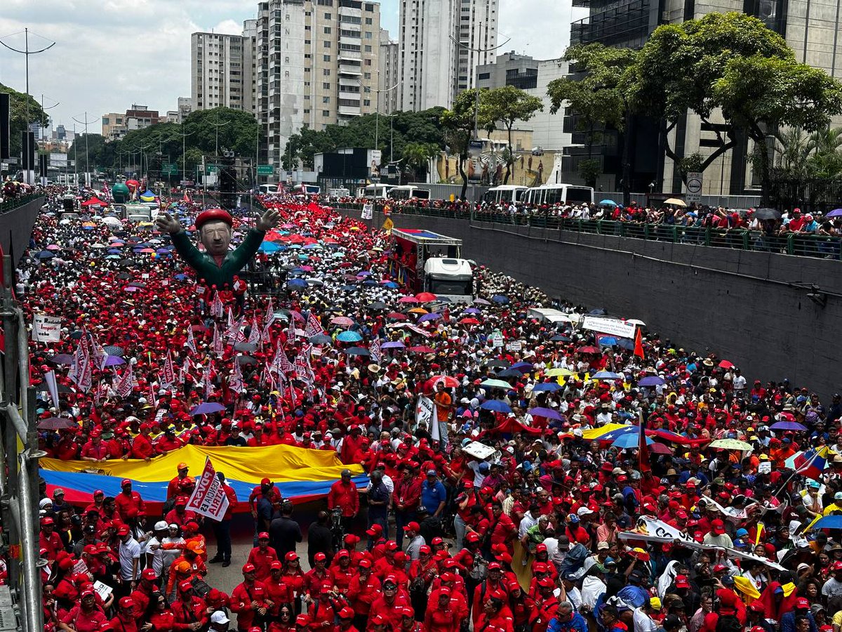 El primer vicepresidente del Partido Socialista Unido de Venezuela (@PartidoPSUV ), Diosdado Cabello Rondón (@dcabellor), acompaña a los trabajadores y trabajadoras organizados en Caracas, durante la Gran Marcha en conmemoración al Día del Trabajador, con miras a la victoria…