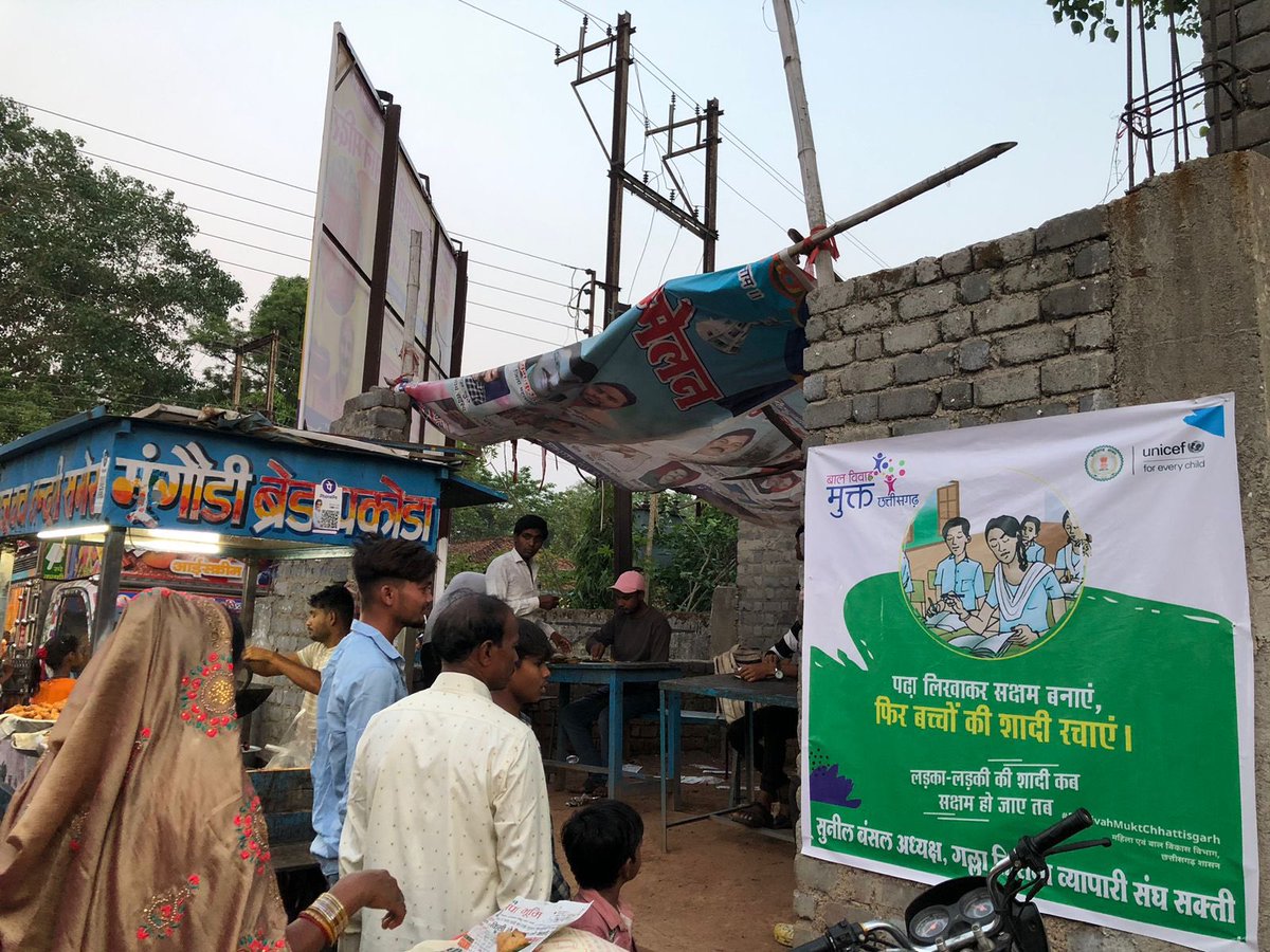 Joint effort of @SaktiDistrict admin. , #UNICEF & local businesses is making strides in preventing child marriages. Special Thanks to textile, furniture, electronics & grocery merchants! When customers pause to read banners and seek information, efforts succeed! #EndChildMarriage