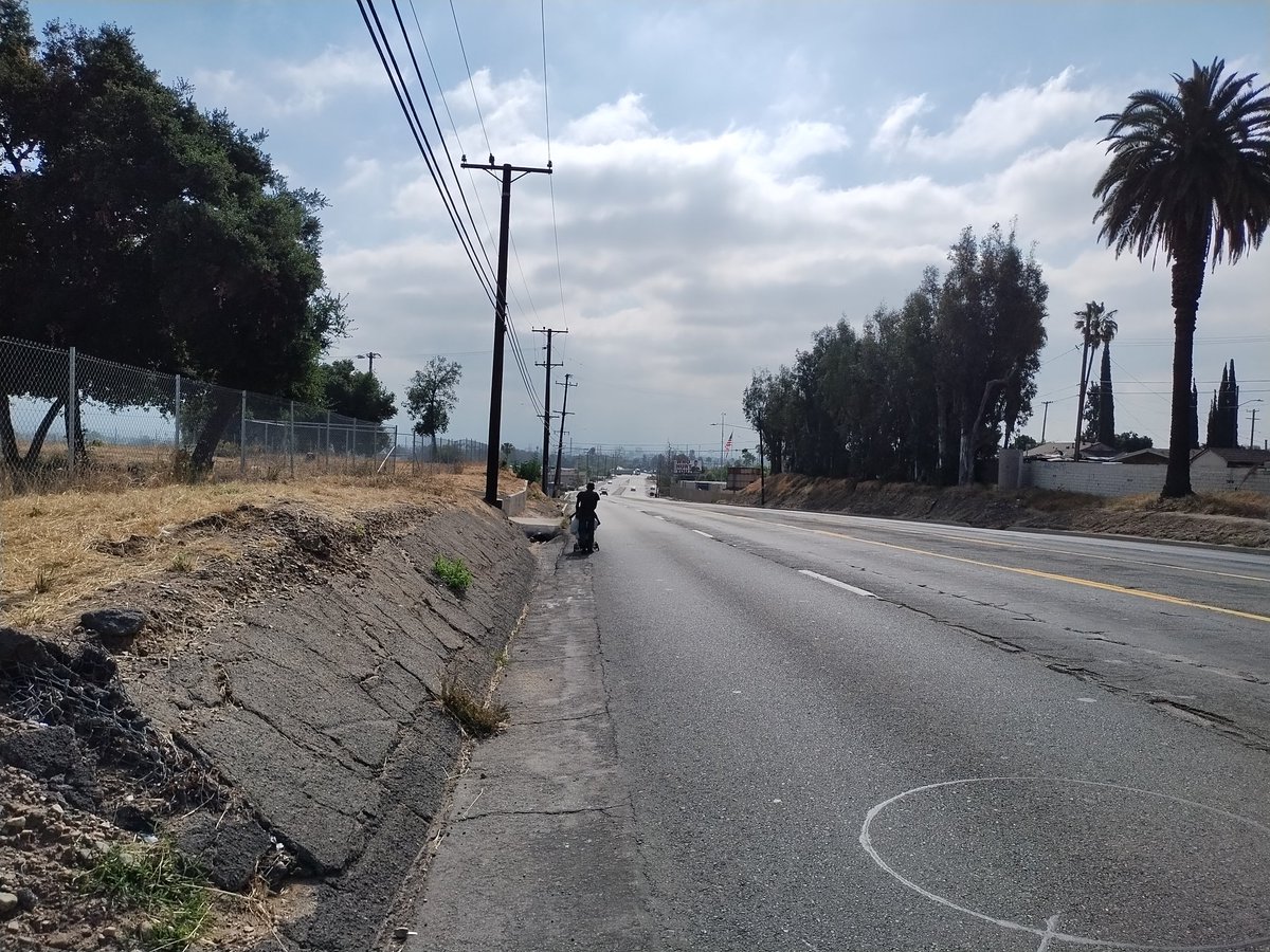 going on a decade since i first started bothering @Caltrans8 about the critical need for a sidewalk on this portion of #Route66 w to my knowledge, still no timeline as to when it could be finally realized.
