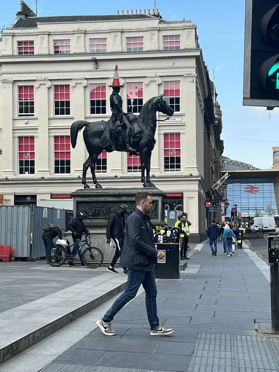 Statues actually come to Glasgow for the free headgear