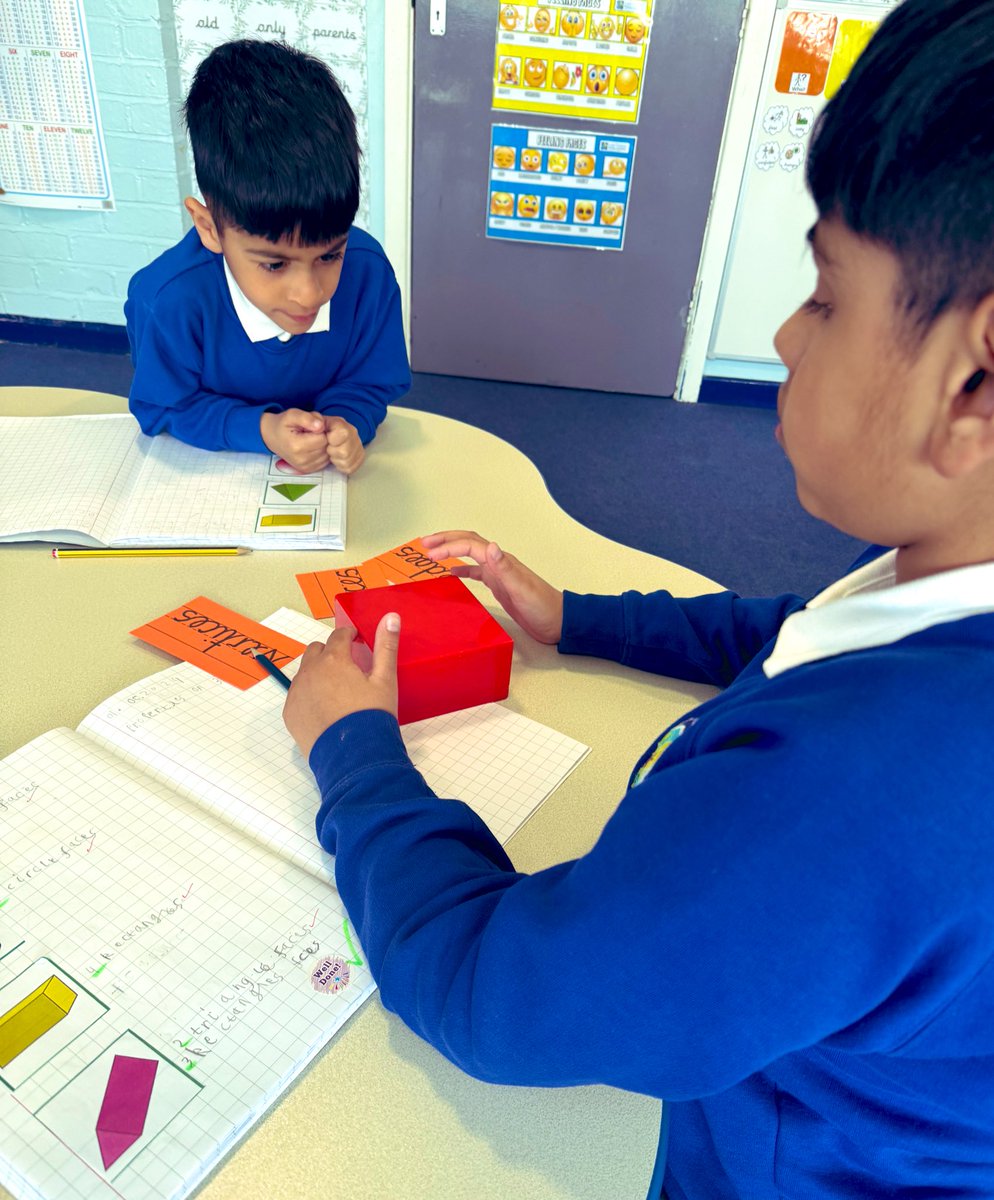 Amazing maths in our Gruffalo class today 🩵🙌🏻💙 The children were exploring the properties of 3D shapes using fantastic technical vocabulary 💥 @lea_forest_aet @LFPAPjhast @tilley_mrs @Linda_Clarke12 @LFP_DHT_MrW @mrsrmurad @BirminghamEdu @Miss_RWard @MissDuffy88 @LFP_MissEvans