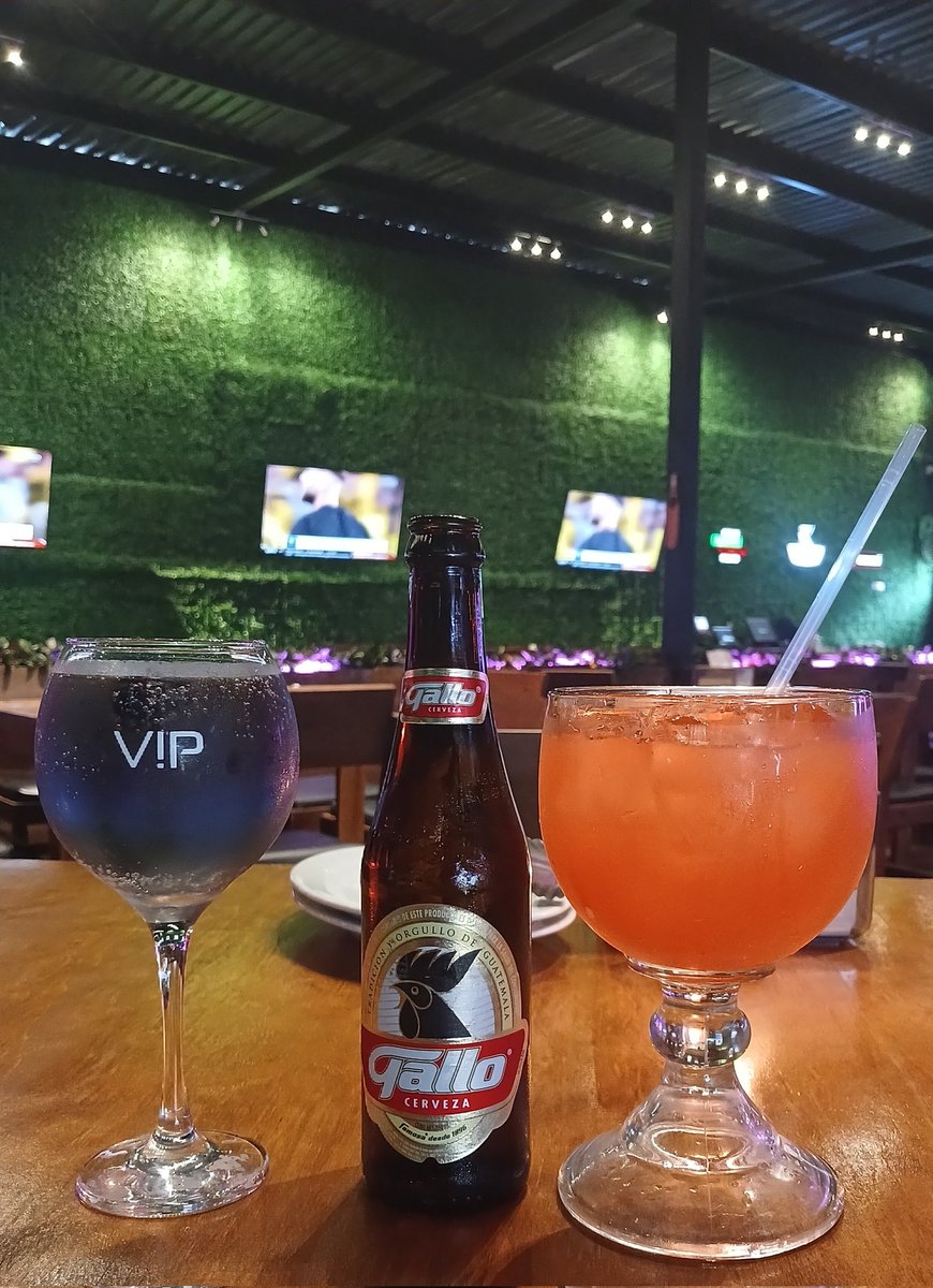 Celebrando el #DiaDelTrabajo en #chonitasGrill con mis dos hijas