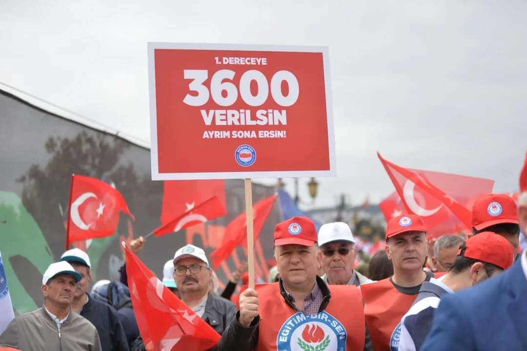 1 Mayıs Emek ve Dayanışma Günü'nde Memur-Sen teşkilatları olarak Samsun'dan seslendik: Gelir dağılımında ve vergide adalet istiyoruz! Adil bölüşüm istiyoruz! Sorunlarımız çözülsün istiyoruz! Alın terimizin ve emeğinizin karşılığını istiyoruz! #1MAYIS #MemurSen #SağlıkSen #Samsun