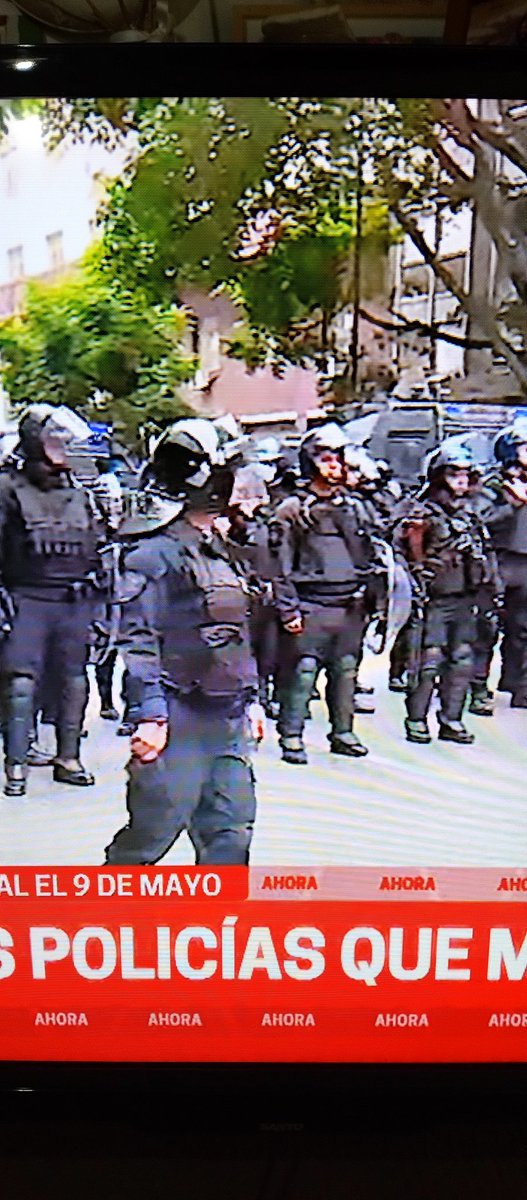 1 de Mayo, nadie en la calle, están desconcentrando un acto...y estos tipos se mueren de ganas por reprimir. #DeUna #DiaDelTrabajador #1DeMayo