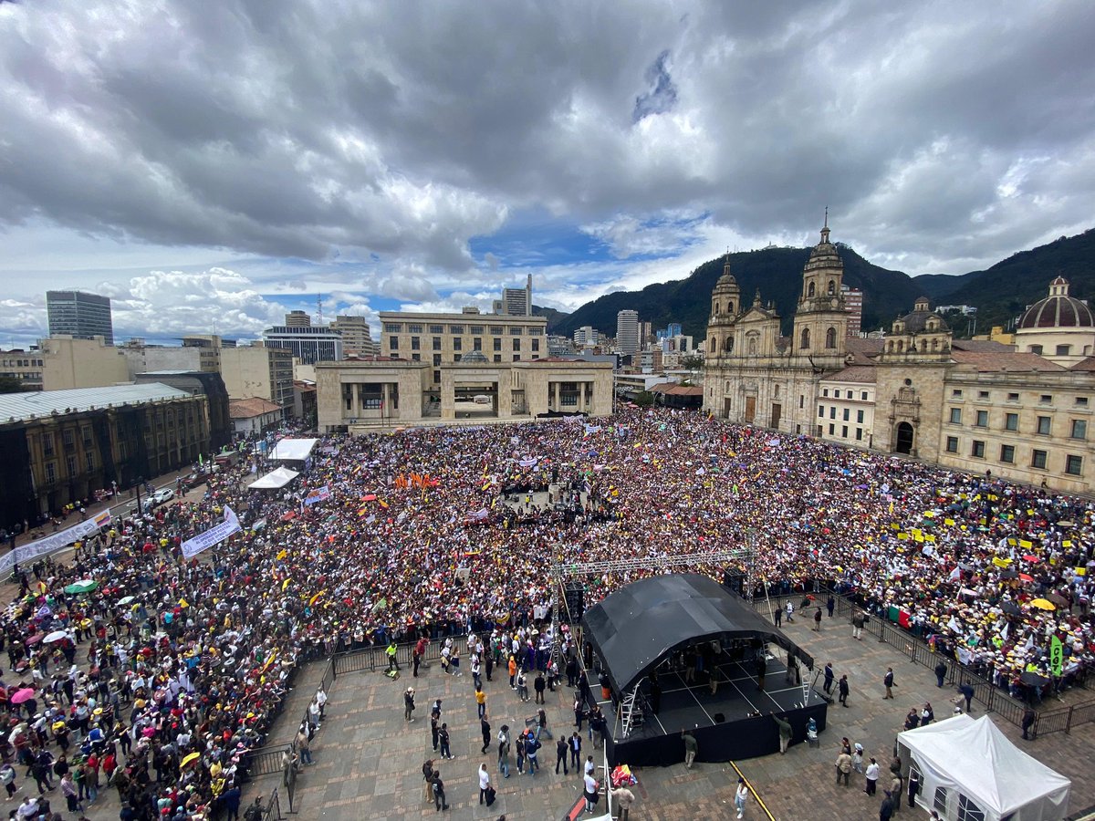 Apoyando la marcha por una Colombia justa y libre, donde la democracia es el motor del cambio. Por una fractura de tobillo no pude asistir, pero mi corazón está junto a ustedes. “Nuestro camino es la democracia y la democracia la hace el pueblo”. ¡Por una Colombia en PAZ!🇨🇴🕊️