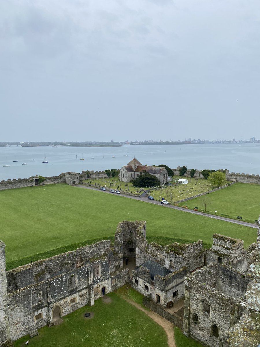 Pleased to take the annual field trip @HistoryAtSoton to Portchester Castle @EnglishHeritage today. While the rain arrived near the end, it was great to explore this exceptional site.