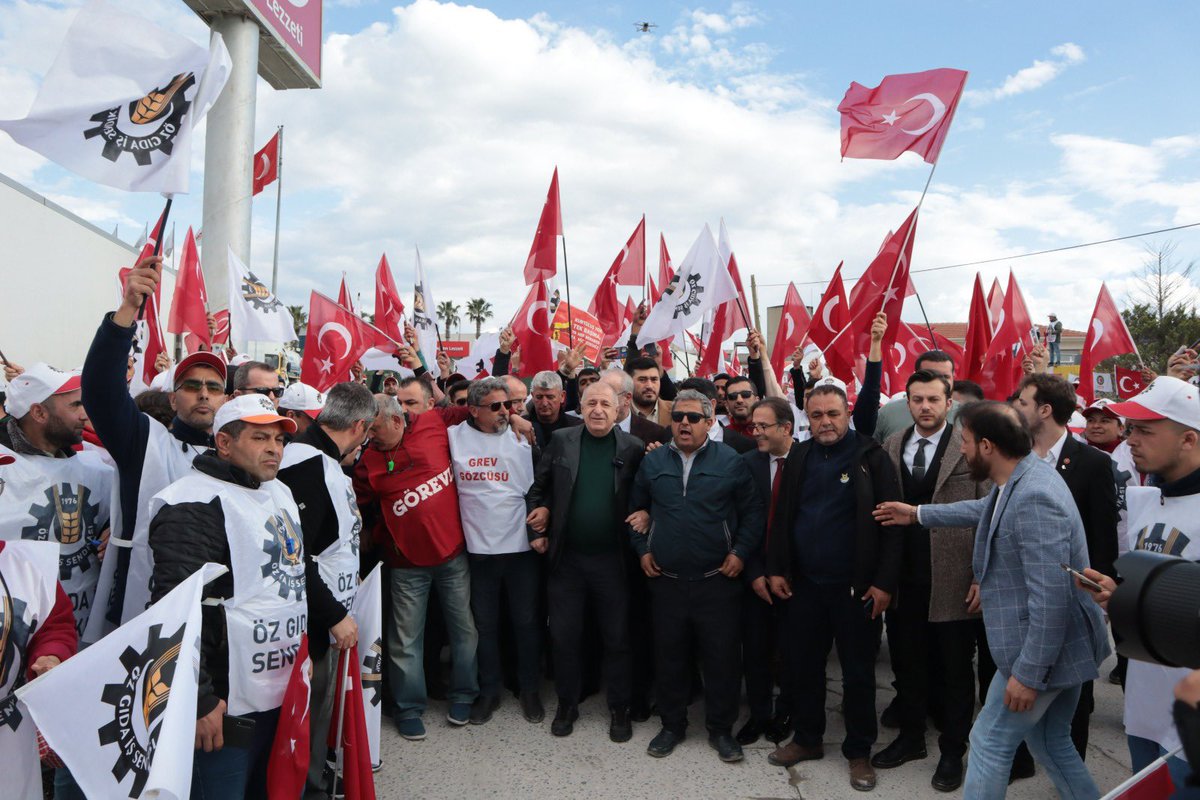 AKP sarayında yandaşlarıyla
CHP meydanlarda teröristlerle

Türk işçisinin sadece #1Mayıs’da değil, her zaman yanında olan

Tek Parti Zafer Partisi 
Tek Lider Ümit Özdağ 🇹🇷

#Özdağişçininyanında