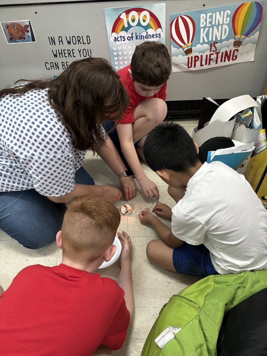 Exploring circuits in 4th Grade today!  #BridgeportPROUD!
