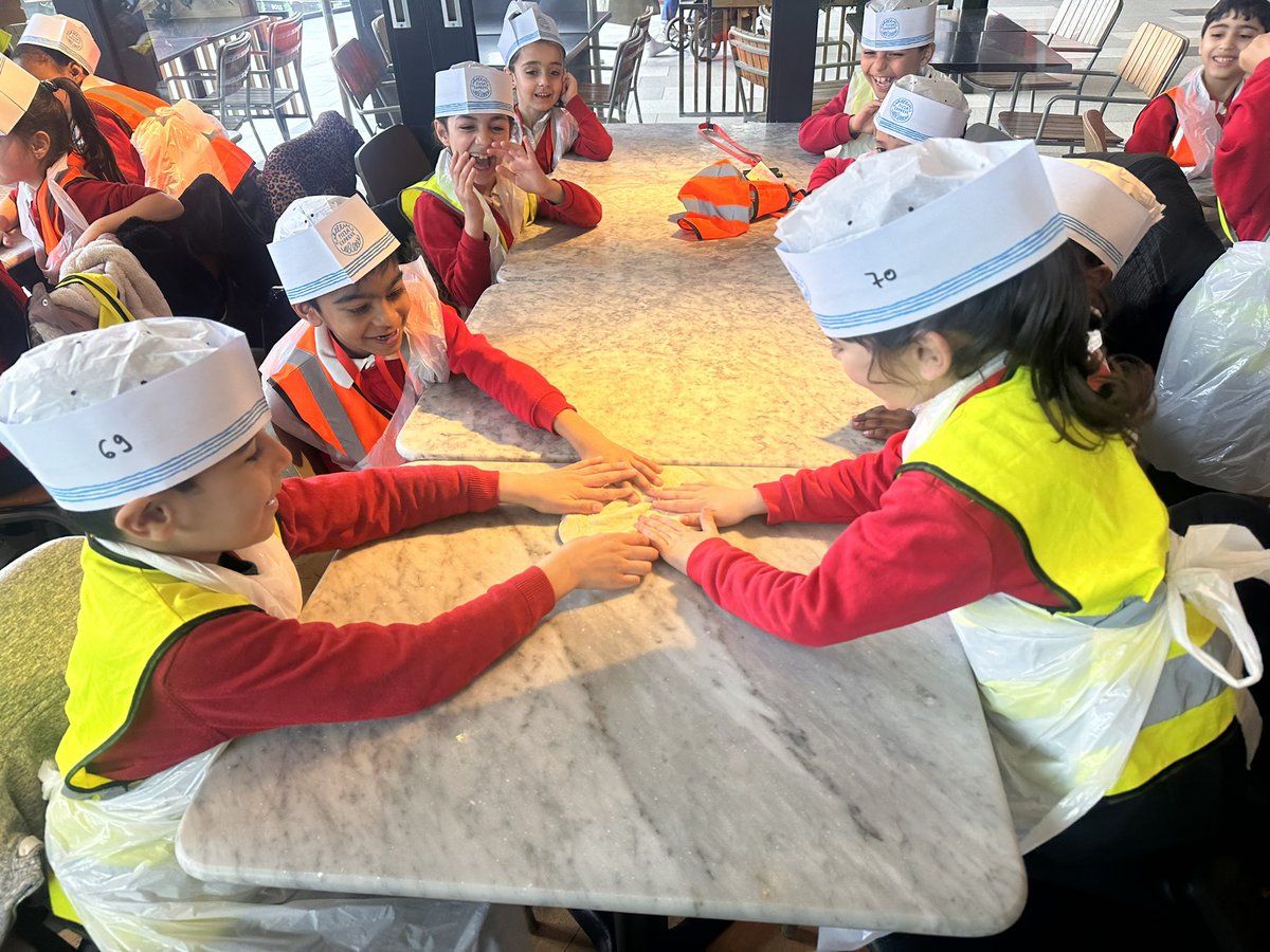 🍕Today's adventure: a delicious journey to @PizzaExpress with our lively year one crew! 🎉 All 90 kids had a blast, creating memories one slice at a time. #PizzaParty #FieldTripFun @Akeem_Edwards @BraintcroftEACT @EducationEACT