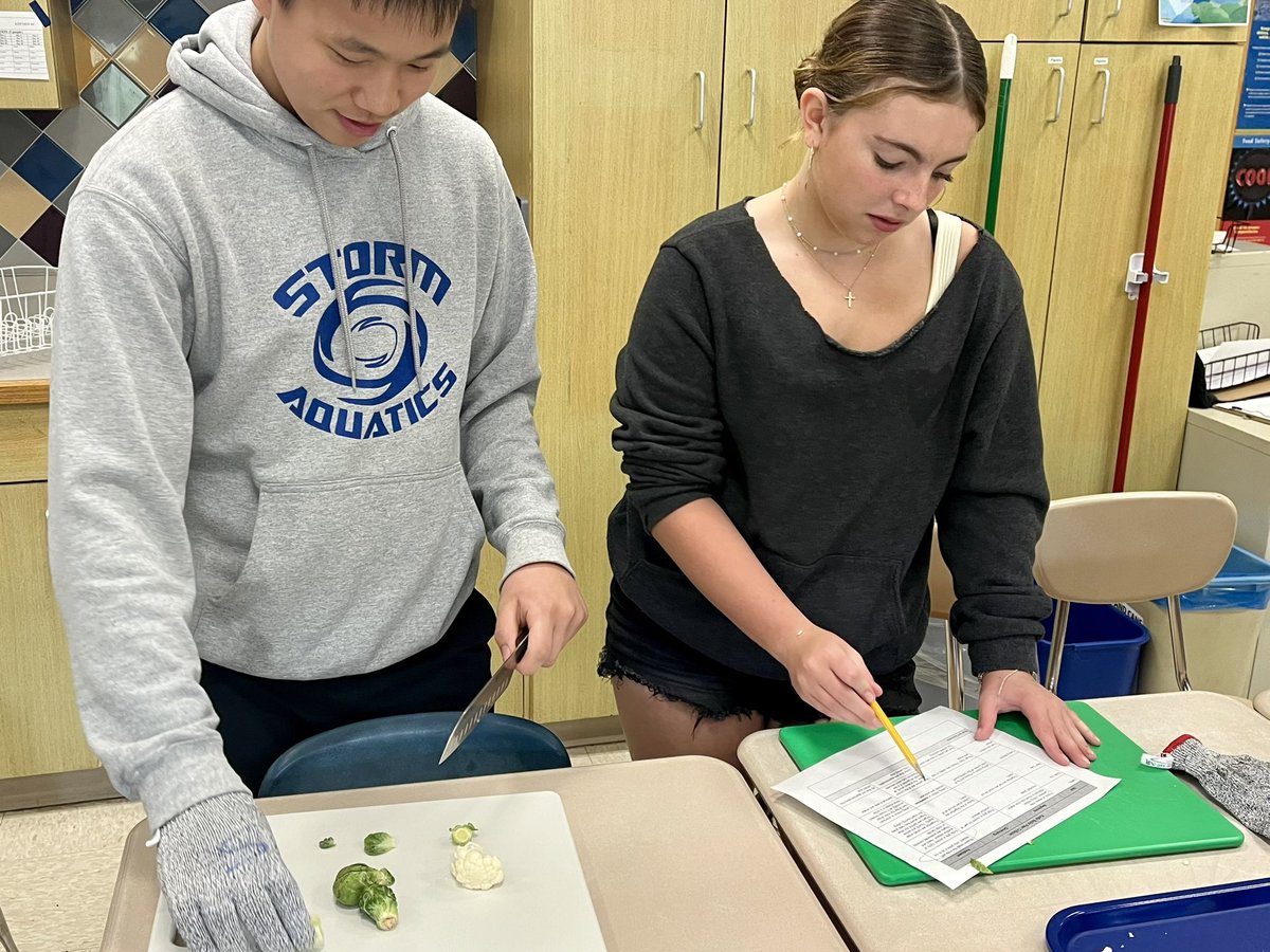 Critique fuels growth in every discipline. 7th graders use rubrics in a knife skills lab to support each other’s learning #AlwaysGrowing #WeAreChappaqua #BellBulldogs #FACS #KnifeSkills #CullinaryArts
