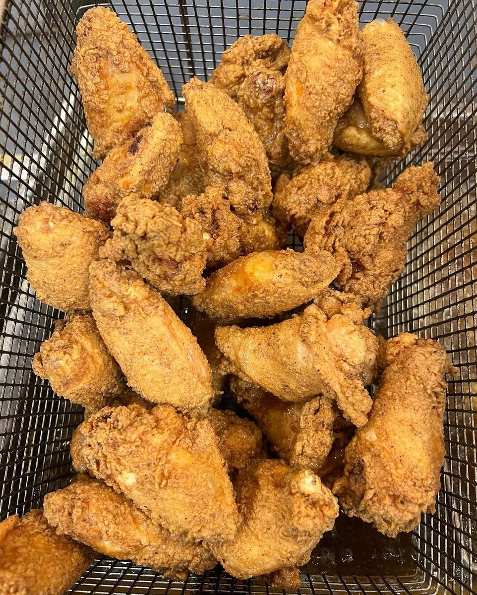 Its #WingWednesday , what are you putting on these wings?? 🍗⁉️ #POLL