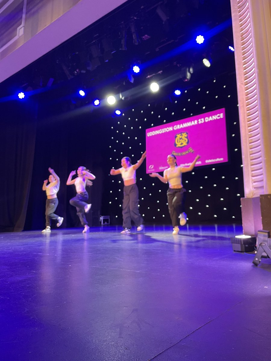 #CONNECTED | And just like that the second show has started, an absolutely outstanding performance from our guest high school @UGS_PE 🤩🤩 #ACTIVEDANCE2024